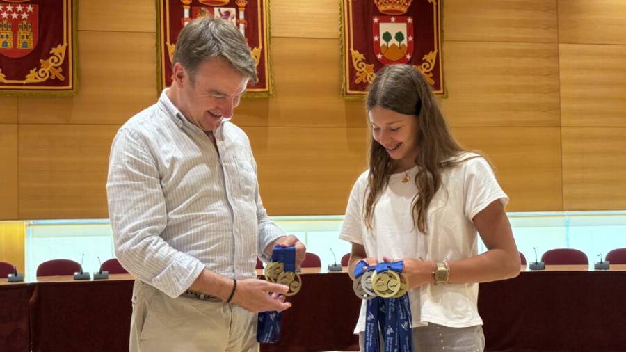 El alcalde, Jesús Moreno, con la joven nadadora tricantina, Lola Melgosa, en el Consistorio
