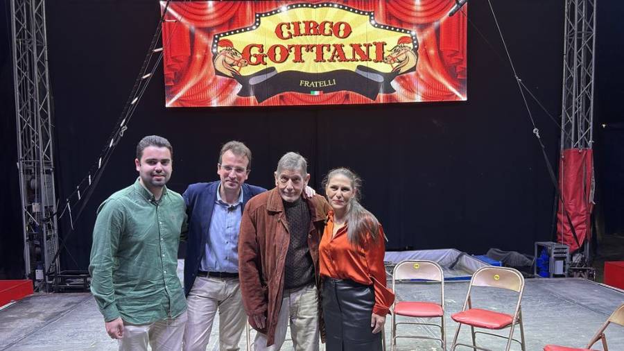 El alcalde del municipio, Miguel Ángel Recuenco, y la concejala de Seguridad Ciudadana, Aldmudena González, junto al mítico Fofito en la presentación de la Gala Benéfica del Circo Gottani