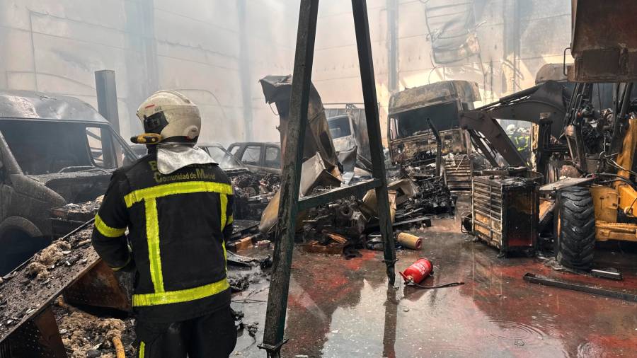 Un incendio en una taller mecánico de camiones de Getafe genera una gran columna de humo