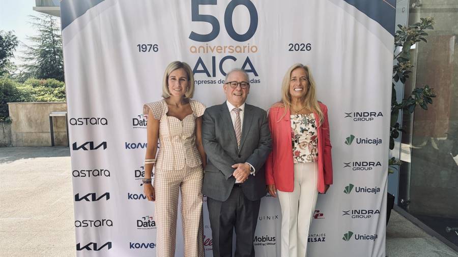 La consejera de Economía, Hacienda y Empleo, Rocío Albert, y la alcaldesa de Alcobendas, Rocío García Alcántara, en el acto de celebración del 50º aniversario de la Asociación de Empresarios de Alcobendas