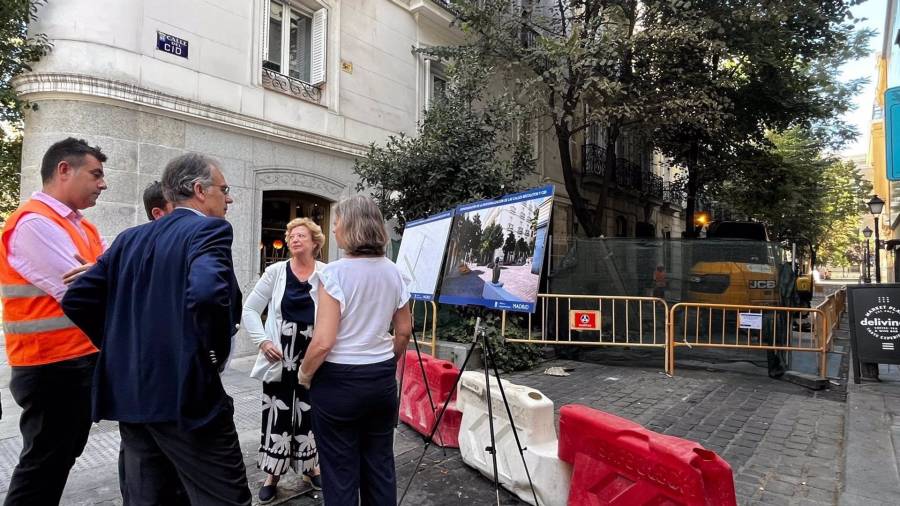 La delegada de Obras y Equipamientos, Paloma García Romero, y la concejala de Salamanca, Cayetana Hernández de la Riva, supervisan el inicio de los trabajos De remodelación de las calles Recoletos y Cid para consolidar su peatonalización