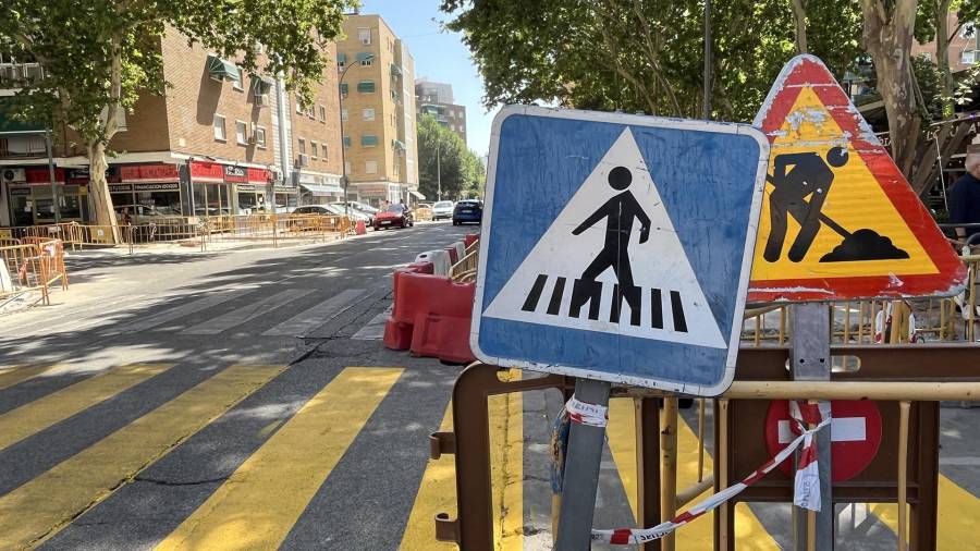 Obras de renovación del pavimento y las aceras en el paseo del Val