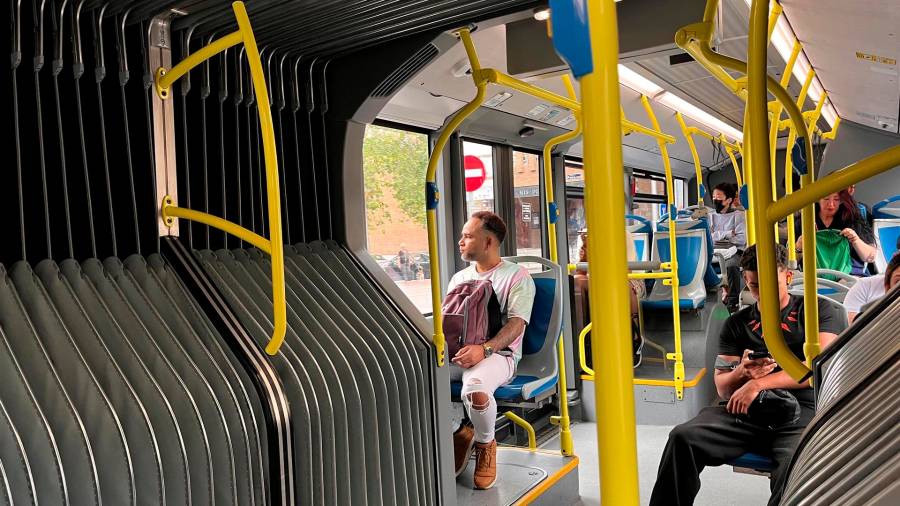 Interior de uno de los autobuses del servicio especial