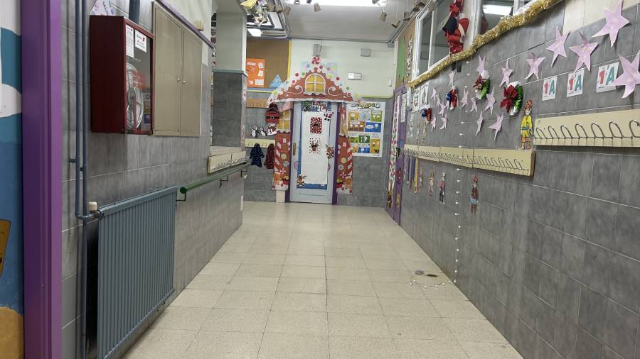Pasillo en el interior de un centro de enseñanza público del municipio