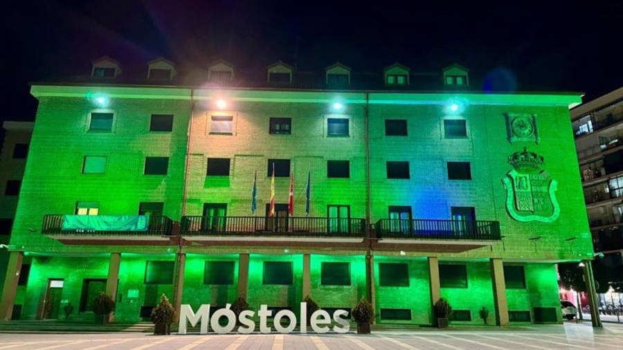 Foto archivo de la fachada del Ayuntamiento iluminada de verde “con motivo del Día Mundial contra el Cáncer”