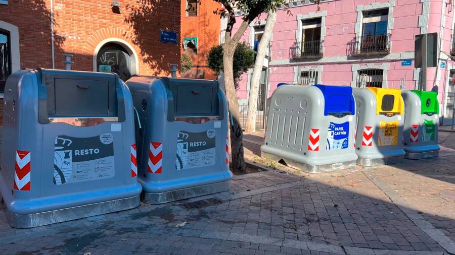 Contenedores de basura en superficie