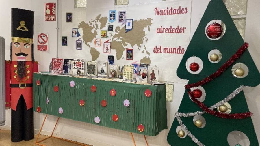 Imagen de una biblioteca pública municipal decorada para la Navidad de este 2024