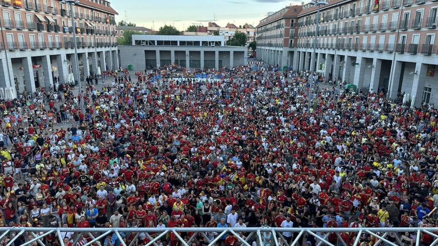 Imagen de archivo de la Plaza Mayor del municipio con una gran pantalla para ver los partidos de fútbol de la selección española