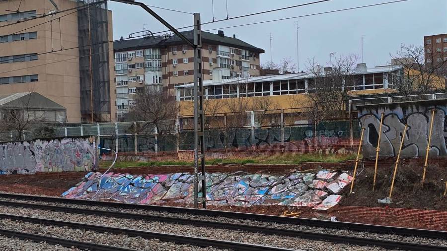 Un muro situado junto a las vías de la línea C-5 Cercanías de Fuenlabrada, en una zona próxima a viviendas y paso habitual de trenes, se ha derrumbado este miércoles, según ha informado el PP, que ha exigido “actuaciones inmediatas”.