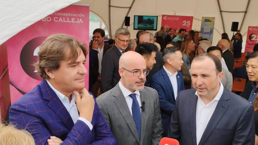 El delegado del Gobierno en Madrid, Francisco Martín, junto al alcalde de Fuenlabrada, Javier Ayala, visitan el cerro de La Cantueña