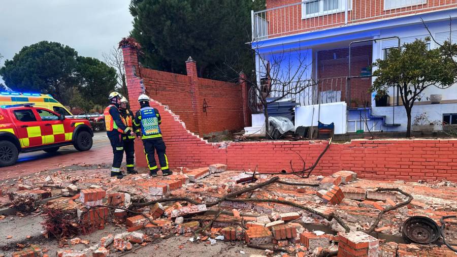 Dos peatones heridos al derrumbarse un muro de 20 metros cuadrados de un chalet en Getafe