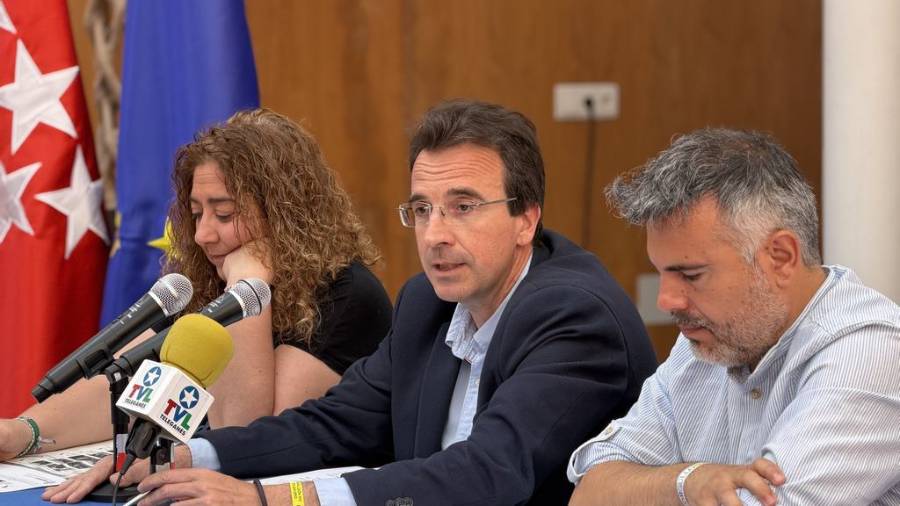 El alcalde, Miguel Ángel Recuenco, junto al primer teniente de alcalde, Carlos Delgado, y la concejal de Cultura, Mercedes Neria, presenta las Lunas del Egaleo