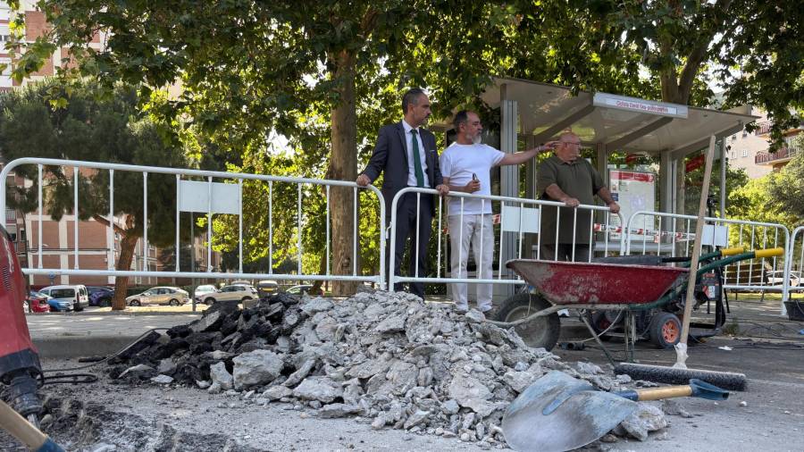 El Alcalde, Manuel Bautista, junto al concejal de Urbanismo, Vivienda, Patrimonio y Mantenimiento de la Ciudad, Sergio Soler, comprueba el avance de estas obras de remodelación