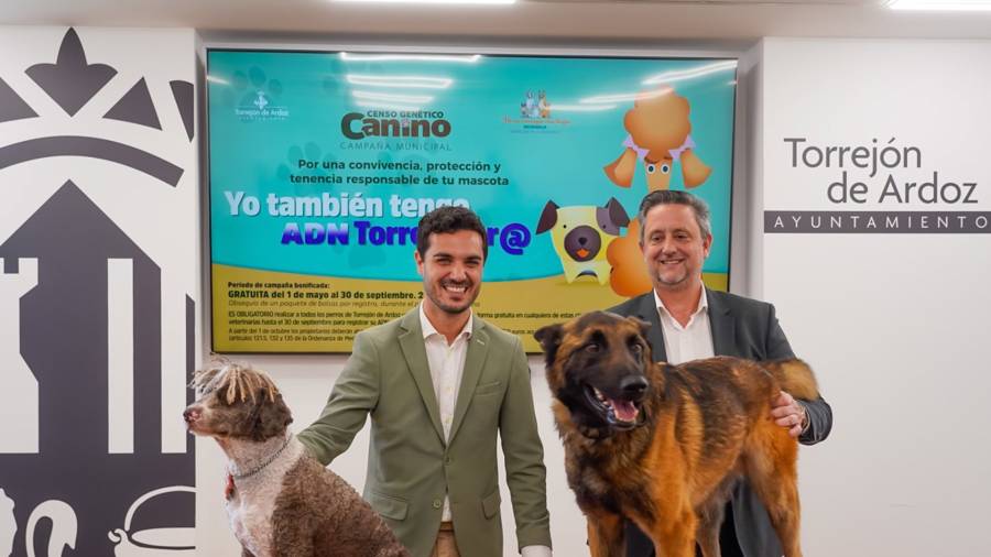 El alcalde, Alejandro Navarro Prieto, con Enrique Perigüell CEO de la empresa ADN CANINO, junto a Coco y Ares, componentes de la Unidad Canina de la Policía Local, durante la presentación del nuevo censo genético para los perros del municipio