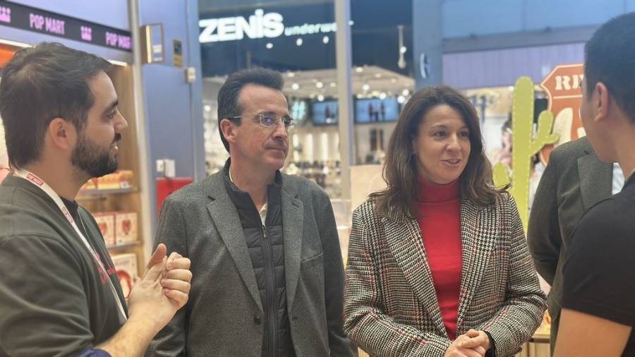 La directora general de Comercio, Consumo y Servicios de la Comunidad de Madrid, Marta Nieto Novo, visita junto al alcalde de Leganés, Miguel Ángel Recuenco, y el concejal de Comercio y Empleo, José Marín, la Galería Comercial Pryconsa y una nueva tienda en Westfield Parquesur