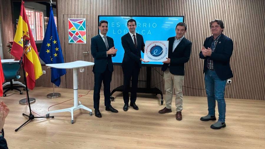 El consejero de Educación, Ciencia y Universidades, Emilio Viciana, ha asistido hoy a la entrega de la placa al instituto Barrio Loranca de Fuenlabrada, un reconocimiento a la excelencia en la enseñanza bilingüe que ya ostentan un total de 20 la región.