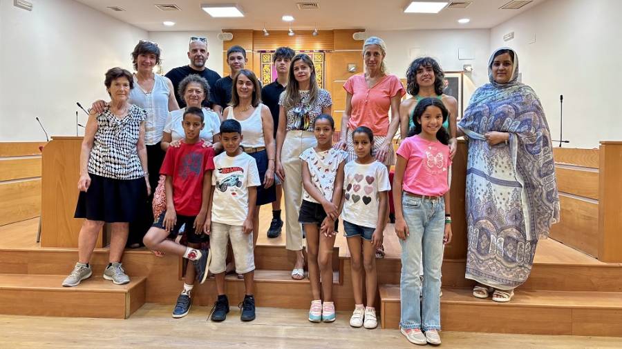 La primera teniente de Alcaldía, Belén Colmenarejo Collado, y la concejal de Política Social, Isabel Álvarez Díaz, dan la bienvenida a una representación de los menores saharauis que pasarán el verano con una familia de acogida del municipio