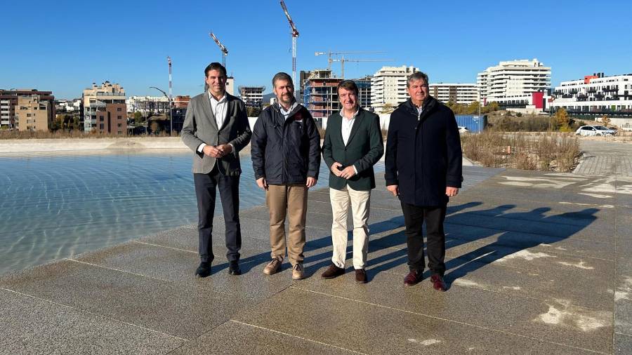 El consejero de Presidencia, Justicia y Administración Local, Miguel Ángel García Martín, con el alcalde de Tres Cantos, Jesús Moreno