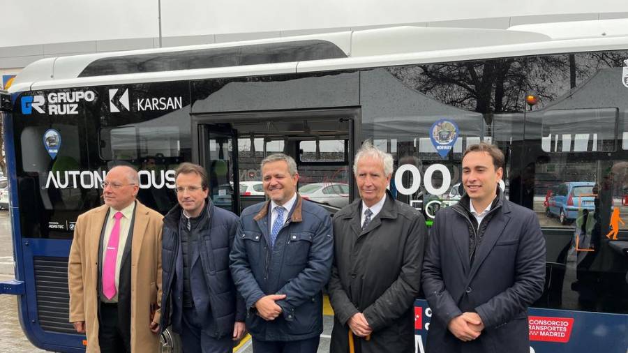 El consejero de Vivienda, Transportes e Infraestructuras de la Comunidad de Madrid, Jorge Rodrigo, y el alcalde de Leganés, Miguel Ángel Recuenco, en la prueba del proyecto piloto