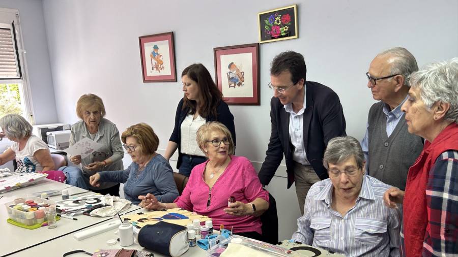 Miguel Ángel Recuenco visita a los mayores de la ciudad mientras realizan un taller terapéutico de manualidades