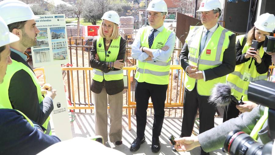 La alcaldesa de Alcobendas, Rocío García Alcántara, durante una visita a la promoción de vivienda pública de alquiler asequible impulsada en Valdelasfuentes