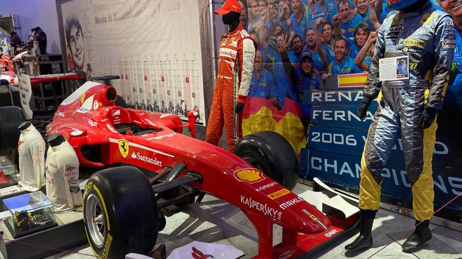 Ferrari de la temporada 2017 y monos de Fernando Alonso