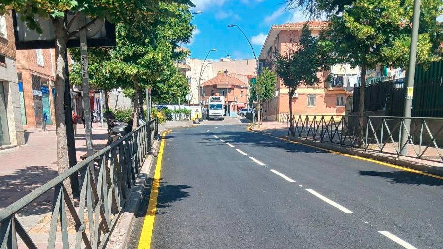 La calle Leganés renueva completamente su firme