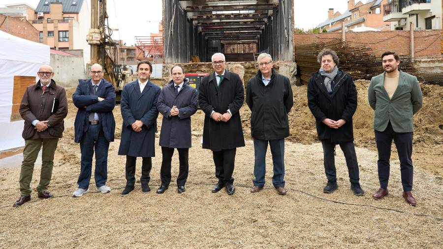 El delegado de Urbanismo, Medio Ambiente y Movilidad del Ayuntamiento de Madrid, Borja Carabante, y el concejal presidente del distrito de Carabanchel, Carlos Izquierdo, además de representantes de la compañía Kronos
