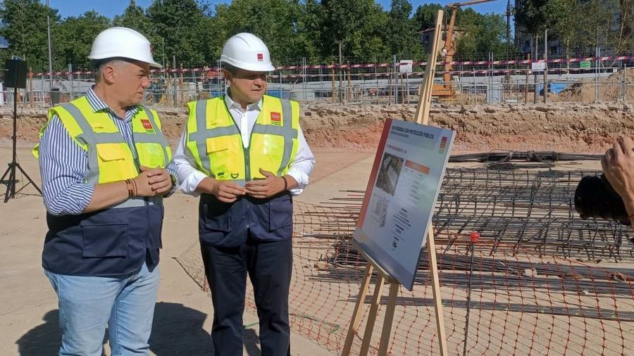 El consejero de Vivienda, Transportes e Infraestructuras, Jorge Rodrigo, visita las obras de 106 pisos de la Agencia de Vivienda Social (AVS) que se están construyendo sobre un solar de más de 28.500 metros cuadrados en el barrio Alto del Arenal, en el distrito Puente de Vallecas de la capital