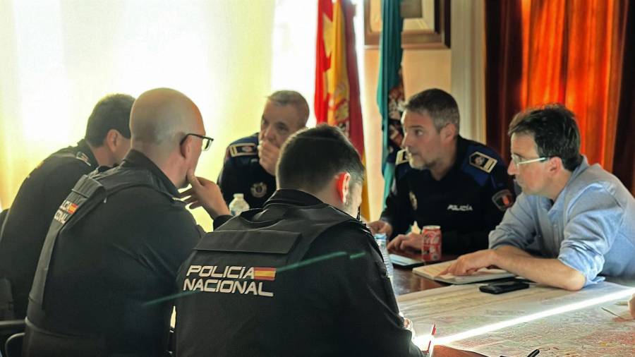 El acalde de Leganés, Miguel Ángel Recuenco, junto a agentes de Policía Nacional