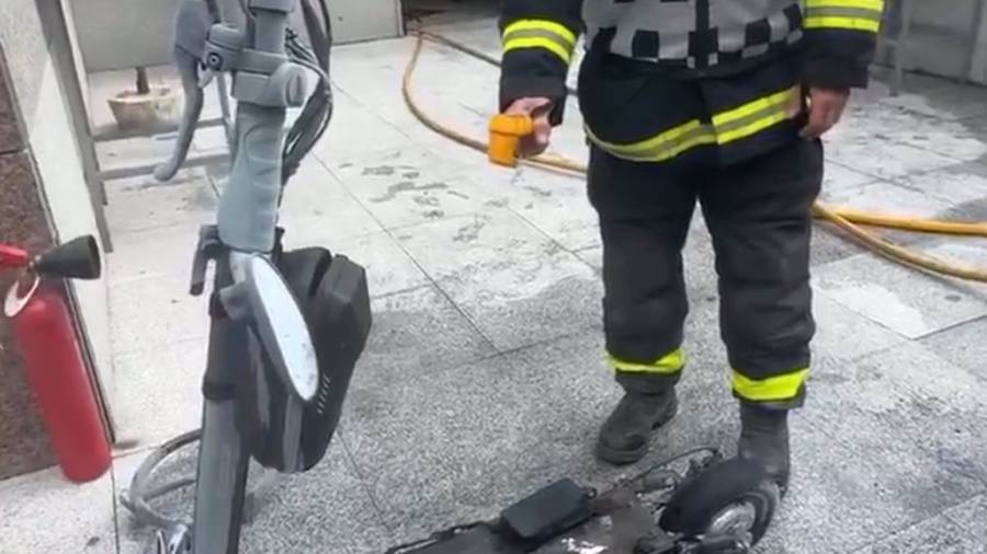 Estado del patinete tras el incendio sofocado por los Bomberos de la región