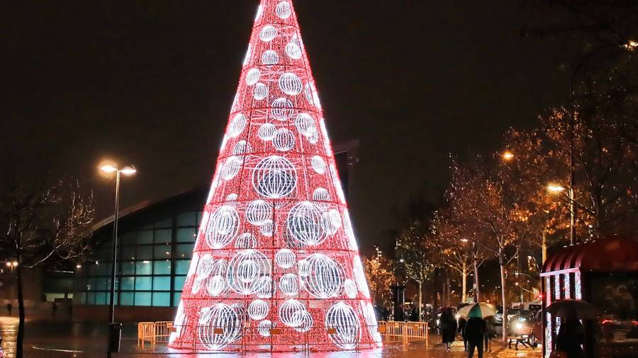 Las elementos transitables crean un punto de encuentro donde vecinos y visitantes disfrutan de la iluminación