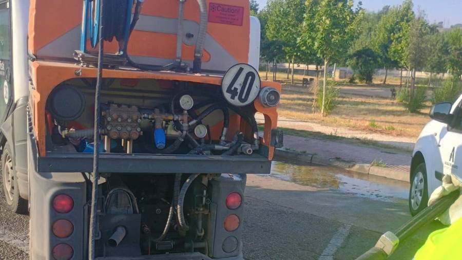 Un operario trabaja en el baldeo diario de limpieza en Alcalá de Henares