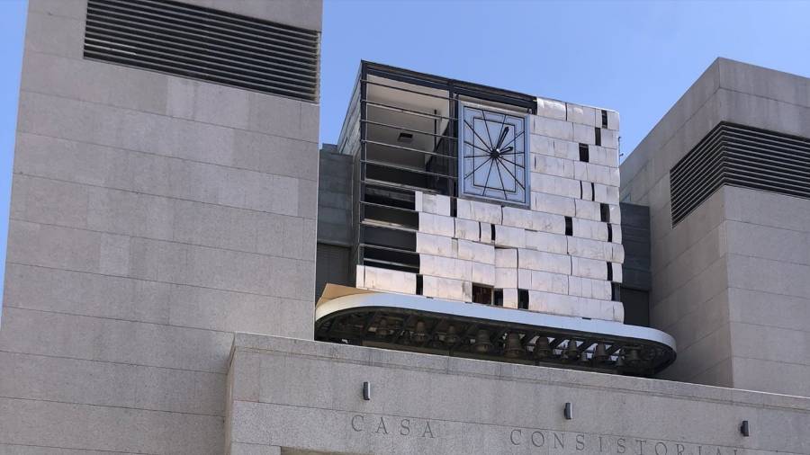 Sustitución de placas de alabastro del reloj de la fachada del Consistorio