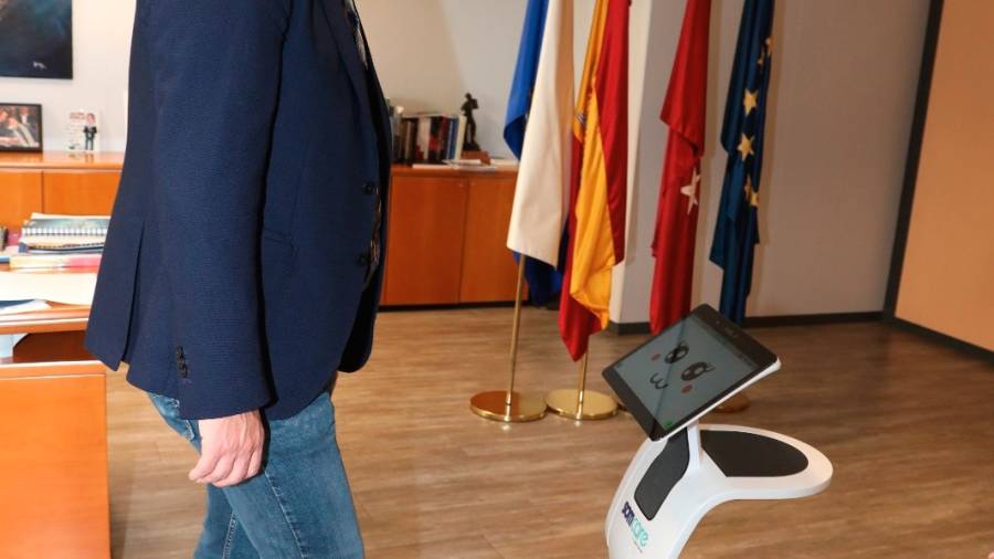 Temi, un robot asistente capaz de interactuar con las personas, llegará a los centros de mayores