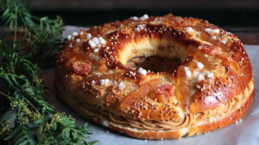 Imagen de recurso de un roscón de reyes relleno de crema pastelera de turrón de Jijona