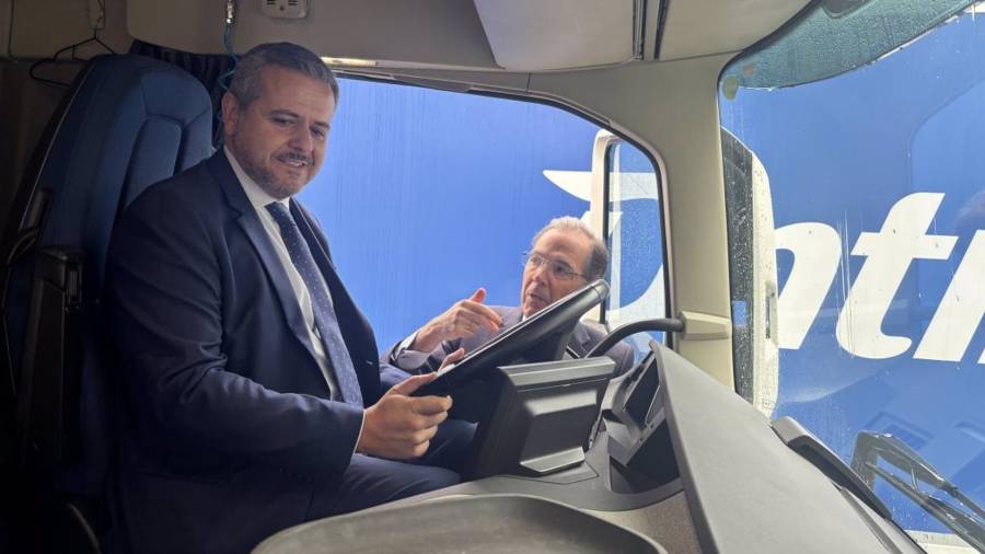 El consejero de Transportes de la Comunidad de Madrid, Jorge Rodrigo, visita la sede de la logística Ontime