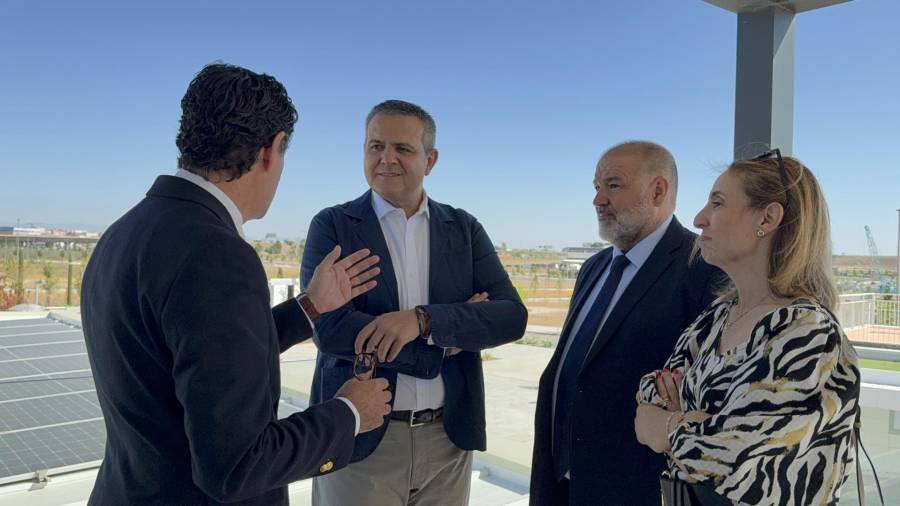El consejero de Vivienda, Transportes e Infraestructuras, Jorge Rodrigo, visita el nuevo desarrollo urbanístico de Los Ahijones