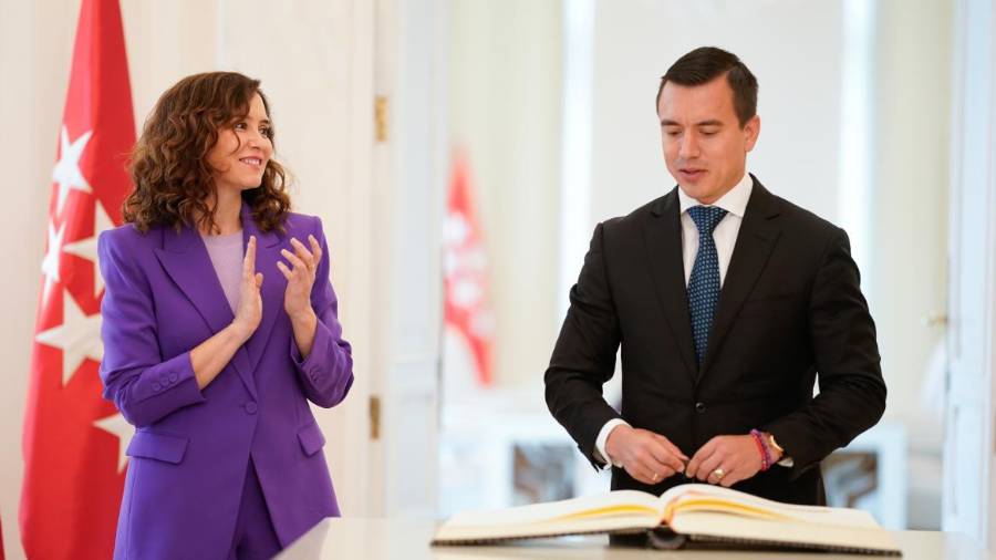 El presidente electo de la República del Ecuador, Daniel Noboa, firma en el Libro de Honor de la Comunidad de Madrid, en presencia de la presidenta de la Comunidad de Madrid, Isabel Díaz Ayuso, en la Real Casa de Correos
