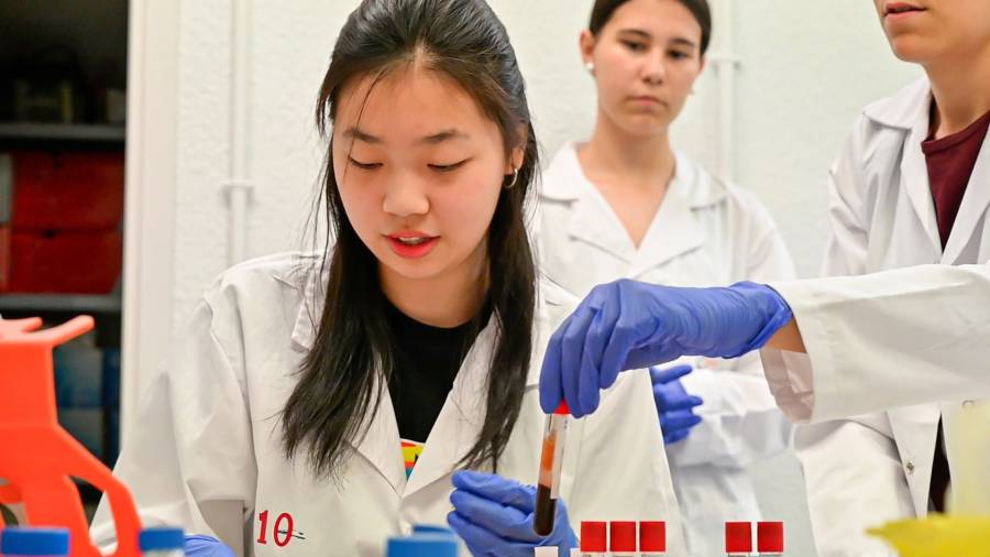 Imagen de archivo de estudiantes de Secundaria “en prácticas” en los laboratorios de investigación del centro sanitario