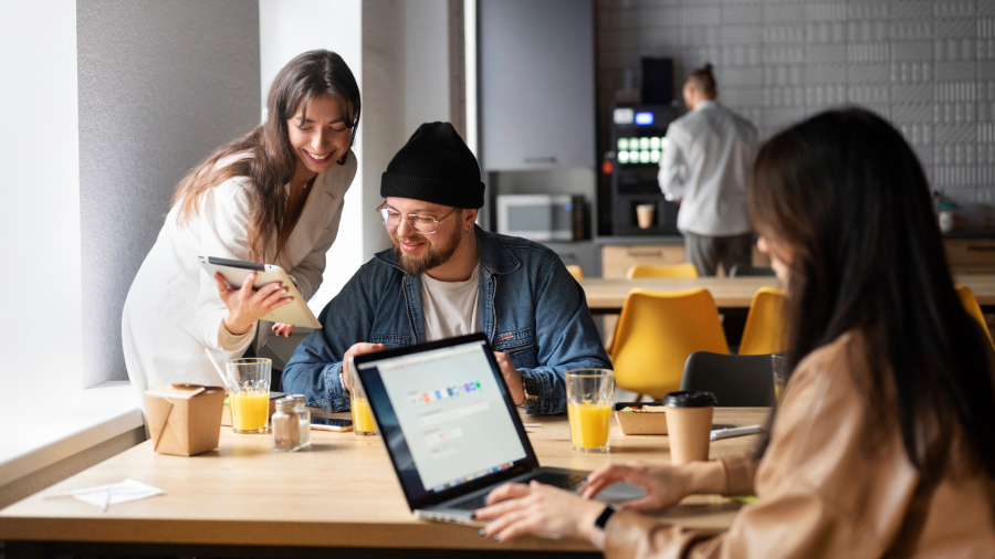 Imagen de recurso de emprendedores trabajando en un coworking