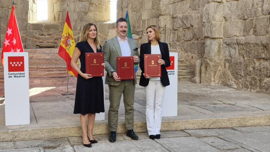 La consejera de Familia, Juventud y Asuntos Sociales de la Comunidad de Madrid, Ana Dávila, el consejero de Cultura, Turismo y Deporte, Mariano de Paco, y la presidenta de la Federación de Municipios de Madrid, Judit Piquet, firman un programa para los mayores de de 65 años que viven en municipios pequeños