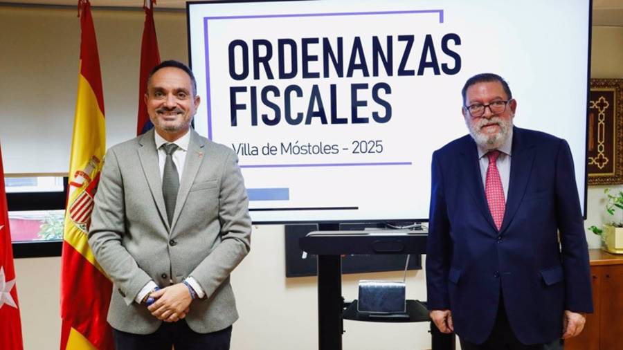 El alcalde de Móstoles, Manuel Bautista, y el segundo teniente de alcalde y concejal de Hacienda, Presidencia y Recursos Humanos, Alberto Rodríguez de Rivera, presentan las nuevas ordenanzas fiscales previstas para el ejercicio 2025