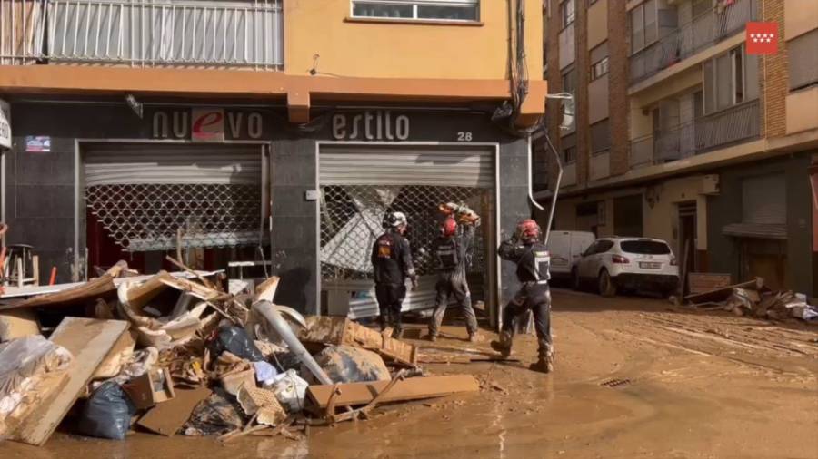 Trabajadores del ERICAM desempeñando labores de ayuda en Valencia