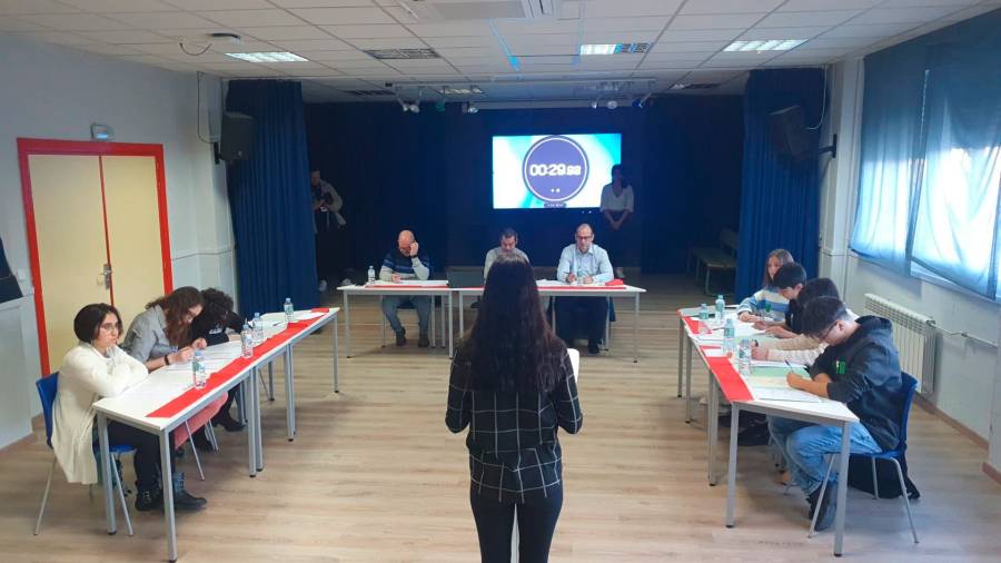 El equipo formado por estudiantes del instituto IES Victoria Kent se ha proclamado este martes, en el teatro Aitana Sánchez Gijón, campeón de la Liga Local de Debate Escolar