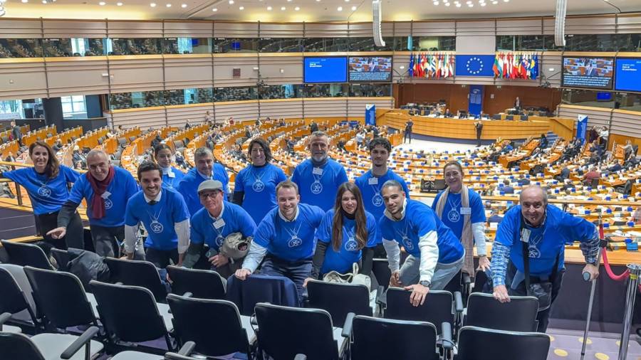 El alcalde, Alejandro Navarro Prieto, la concejala de Deportes y Turismo, Miriam Gutiérrez, y representantes de los clubes torrejoneros, Club Voleibol Torrejón, Club Balonmano Torrejón, Club Karate Torrejón de Ardoz Tomás Herrero, Club de Tenis Torrejón, AD Torrejón CF y el Club Patinaje Diamond, recogieron en el Parlamento Europeo el galardón de ‘Ciudad Europea del Deporte’ de mano de Gian Francesco Lupattelli, presidente de la Asociación Europea de Capitales y Ciudades del Deporte (ACES Europe) el pasado 11 de diciembre