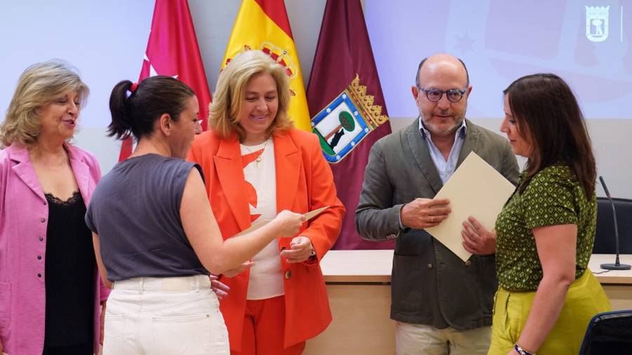 La vicealcaldesa de Madrid y alcaldesa en funciones, Inma Sanz, acompañada por los delegados de Economía, Innovación y Hacienda, Engracia Hidalgo, y de Políticas Sociales, Familia e Igualdad, José Fernández, da la bienvenida a los nuevos trabajadores sociales que se incorporan al Ayuntamiento