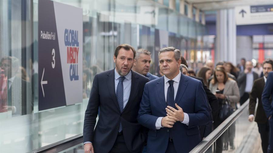 El ministro de Transportes y Movilidad Sostenible, Óscar Puente, junto al consejero de Vivienda, Transportes e Infraestructuras, Jorge Rodrigo, en la inauguración hoy en Ifema Madrid de Global Mobility Call 2024