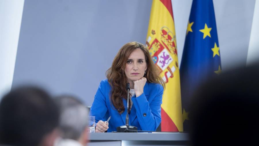 La ministra de Sanidad, Mónica García, interviene durante una rueda de prensa posterior a la reunión del Consejo de Ministros, en el Palacio de la Moncloa