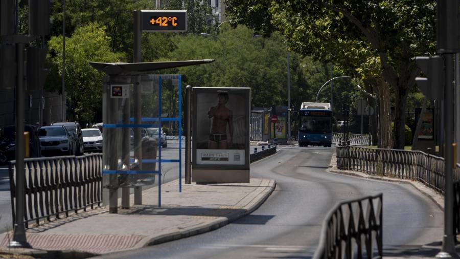 El termómetro de una parada de autobús marca 42 º C